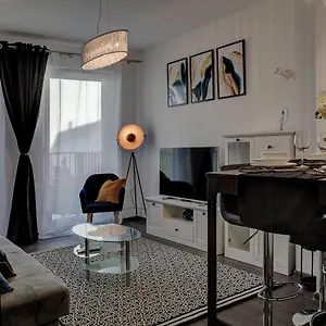 modern-apt-near-old-town-king-bed-free-parking.poznan-hotels.com/